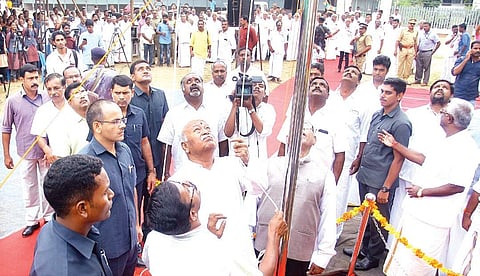RSS chief Mohan Bhagwat unfurling the Tricolour on Independence Day at the Karnaki Amman HSS in Palakkad. (File photo)