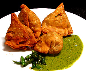 Samosas and chutney. (Image as per Wikimedia Commons licence)