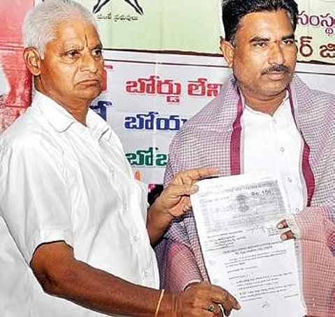 Members of Loksatta organisation felicitating Benami P Mallesham in Karimnagar on Tuesday| Express