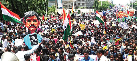The road from the city railway station to Central College was chock-a-block with protestors and policemen had a tough time in managing the crowd in Bengaluru on Tuesday | nagesh polali