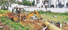 Unipole hoardings being removed on the Pallavaram-Thoraipakkam link road
