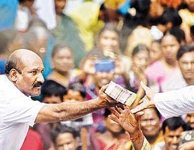 Relatives of Nagam Tirupathi Reddy handover the money to the Balapur Ganesh Utsav Samithi members at Balapur in Hyderabad | Vinay Madapu