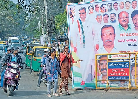 Political flexes block footpaths at HAL 2nd Stage Pushkar V