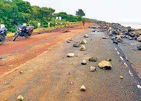 The cyclone threw normal life out of gear as heavy to very heavy rains started lashing East Godavari district since late Wednesday night | EPS