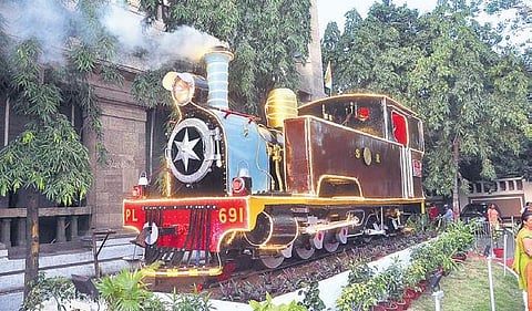 Steam loco PL 691 in front of the Southern Railway headquarters in the city