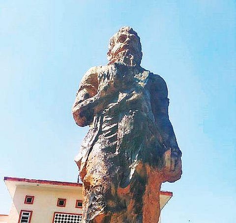 Manu statue