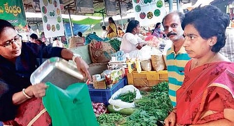 Organic vegetable stalls fail to attract crowd in Rythu bazaar due to high prices