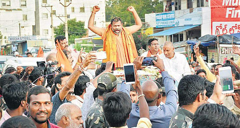 Swami Paripoornanda surrounded by supporters (File photo | EPS)