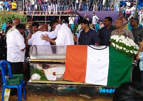 Former Prime Minister HD Devegowda and Chief Minister HD Kumaraswamy pay last respects to Ambareesh in Bengaluru. (Photo | EPS/Shriram BN)