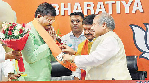 Former Congress MP Premchand Guddu (left) joins the BJP in the presence of senior BJP leaders in New Delhi on Friday. | (Naveen Kumar | EPS)