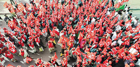 AIKSCC members and farmers from across the country march towards the heart of the capital on the first day of the two-day march in New Delhi. (Photo | EPS)