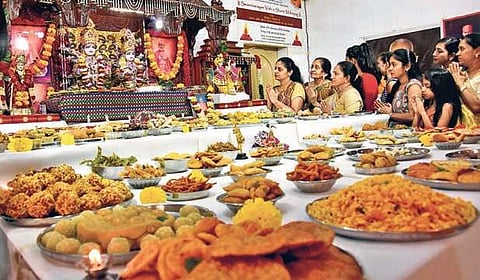 525 varieties of food items offered to Bhagwan Swaminarayan on Diwali