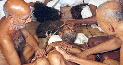 Jain monks pay their respects to Shreyasagar Maharaj in Shravanabelagola on Thursday | Amit S Upadhye