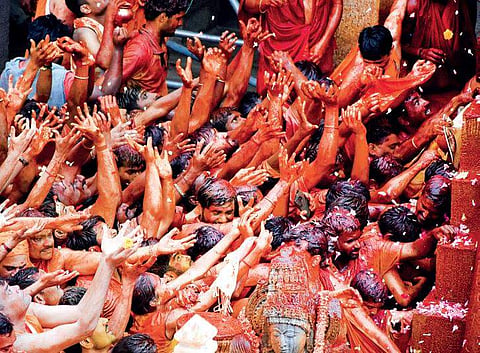 Devotees in front of Lord Bahubali during the Mahamasthakabhisheka at Shravanabelagola in Hassan district in Karnataka | Jithendra M