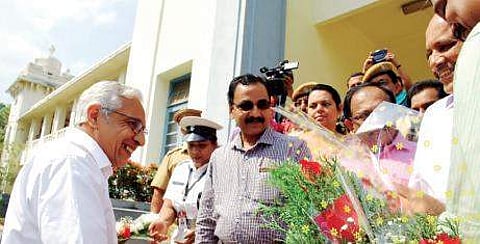 Kerala University officials welcoming Gopinath Ravindran who assumed the additional charge of Vice Chancellor at the varsity’s headquarters in Thiruvananthapuram on Saturday | EXPRESS