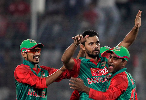 Bangladesh captain Mashraf Mortaza (C) said the team have the mental strength to overcome the tough conditions in EnglandSo far, in all four matches, the chasing team has emerged victorious. (File | AP)