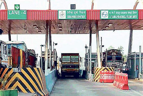 Traffic movement on SH 10 paralysed by members of Sundargarh Citizens’ Forum over excessive toll fee collection | Express
