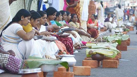 During the Attukal Pongala day, women from various parts of the state and outside prepare 'pongala' (a mix of rice, jaggery and coconut) in fresh earthen or metal pots as an offering to Attukal Devi.