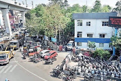 Vehicles parked in front of the traffic police station causing inconvenience to the commuters | R Satish Babu