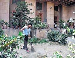 A solitary sweeper at work in front of the deserted CPI-M headquarters in New Delhi on Saturday. | Parveen negi
