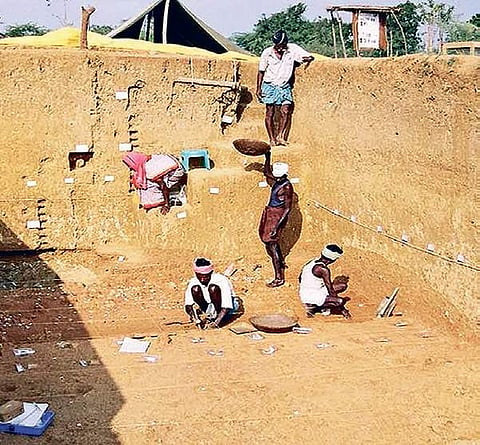 The tools found at the site are complex in design and also bear evidence of technologies used by Middle Paleolithic cultures