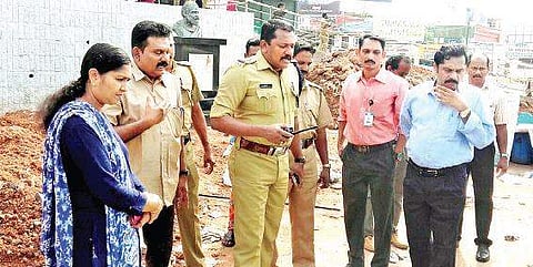 Authorities evicting street vendors stationed in front of the Thiruvananthapuram Medical College campus on Thursday