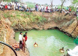 Divers searching for the children in a well in Kokatnur village