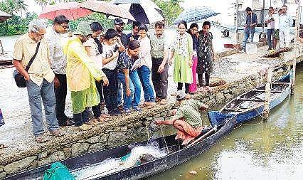 Members of Atree and Kufos during the fish count in Vembanad Lake