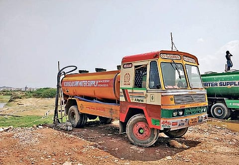Tankers are illegally extracting water from lakes in Nanmangalam and Ullagaram, blatantly violating rules | samuel merigala