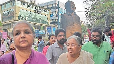 Poet P Bhaskaran’s wife Indira Bhaskaran (right) and daughter Radhika Menon at the unveiling function of P Bhaskaran’s bust at Manaveeyam Veedhi in Thiruvananthapuram on Tuesday. | B P Deepu