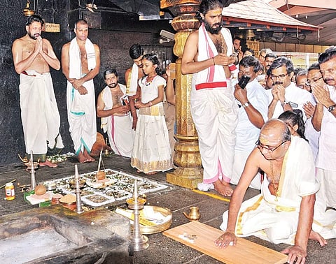 Astrologer Irinjalakuda Padmanabha Sharma conducting the ‘Ashtamangala Devaprasnam’ in front of the sreekovil of Sabarimala Lord Ayyappa temple on Friday | SHAJI VETTIPURAM