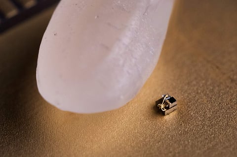 In addition to the RAM and photovoltaics, the new computing devices have processors and wireless transmitters and receivers. (Photo | news.umich.edu)