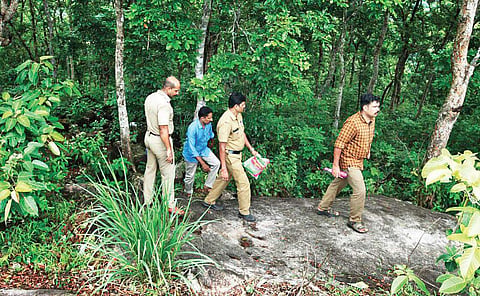 SIT members, probing the missing case of Jesna, conducting a combined search in Kottayam, Idukki and Pathanamthitta | Express