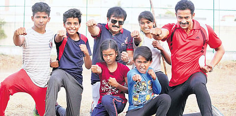 A still from Vivek's Ezhumin.