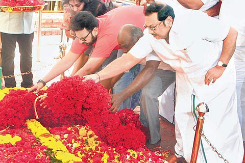 M K Alagiri paying his respects at the samadhi of his father M Karunanithi on Monday | Express