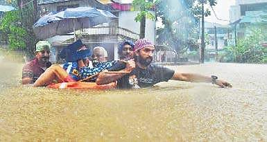 A residents of Company padi in Kochi, Kerala, being carried to safety (Photo| Albin Mathew/EPS)