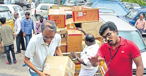 Hyderabad people pack relief materials for Kerala | Express