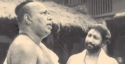 Thilakan, Nedumudi Venu in Perumthachan.