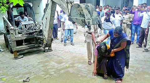 An eyewitness shows the spot where a girl was allegedly beaten and killed by a staff member at a state-funded shelter home, in Muzaffarpur district. (File Photo | PTI)