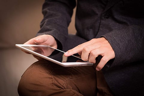 The effect that the researchers find is largely driven by individuals that face time constraints in the morning and by the use of electronic devices in the evening, and not by their use throughout the day.
