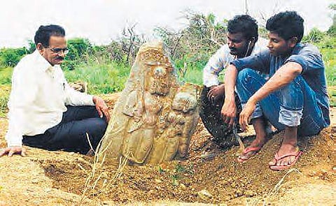 The sculpture that was found near Kolluru of Guntur district | EXPRESS