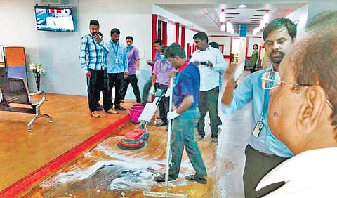 KSPCB Chairman Laxman was shown that the water used to clean the floor at RxDx Hospital, located opposite Graphite India, turns black. Residents claim this is due to the soot emitted from the factory | Express