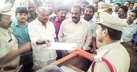 MP JC Diwakar Reddy lodging a complaint against Kadiri CI Gorantla Madhav in Tadipatri police station on Friday | Express