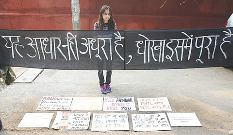 Eidya Pal protests against the mandatory linking of Aadhaar number with various services at ITO in New Delhi. (File photo | EPS)