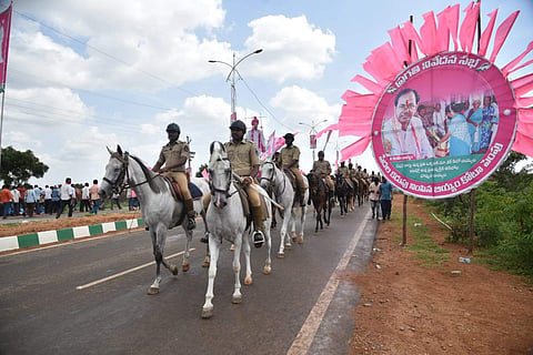 On-road police protection at TRS's Pragathi Nivedhana Sabha (EPS | S Senbagapandiyan)