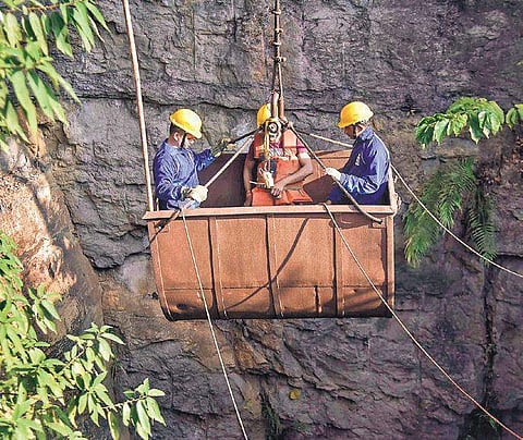 Navy personnel entering the vertical shaft of the illegal coalmine at Ksan in Jaintia Hills district of Meghalaya for a recce. (File Photo | PTI)