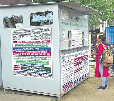 Commuters renew their passes in Adyar or Thiruvanmiyur| Ashwin Prasath