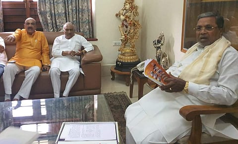 Belgaum Bharatiya Janata Party (BJP) leader Raju Kage (in white kurta) met Senior Congress leader Siddaramaiah, in Bengaluru. (Photo | ANI)