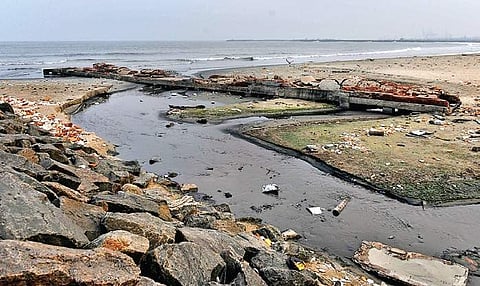 Along Kasimedu rock beach, raw sewage is being let into the sea near Cherian nagar| D Sampath Kumar
