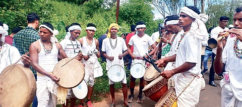 Amidst tribal dance, beating of drums and presence of all sections of people, the sacred torch was given to representatives of different blocks and municipality level Parab committees.